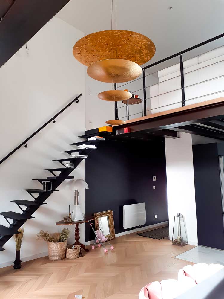 Création d'une mezzanine avec un escalier noir