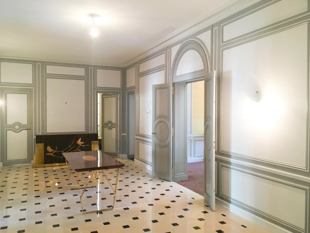 sas d'entrée d'un appartement parisien avec sol en marbre