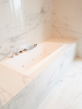 baignoire d'une salle de bain rénovée d'un appartement haussmannien dans le 16e arrondissement