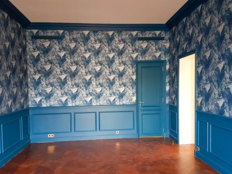 rénovation d'une chambre d'un appartement haussmannien rendu final avec tapisserie bleue