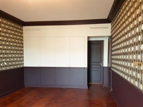 rénovation d'une chambre d'un appartement haussmannien rendu final avec tapisserie marron et beige